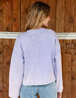 Dos du Sweat-shirt coupe boxy pour femme en molleton parme délavé, modèle Trinkle de la marque LA PETITE ÉTOILE. Présente un col rond, la griffe de la marque sur la poitrine et des finitions en bord-côte.