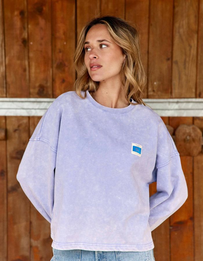 Vue de face du Sweat-shirt coupe boxy pour femme en molleton parme délavé, modèle Trinkle de la marque LA PETITE ÉTOILE. Présente un col rond, la griffe de la marque sur la poitrine et des finitions en bord-côte.