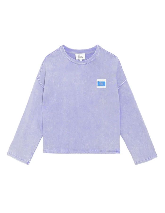 Sweat-shirt coupe boxy pour femme en molleton parme délavé, modèle Trinkle de la marque LA PETITE ÉTOILE. Présente un col rond, la griffe de la marque sur la poitrine et des finitions en bord-côte.