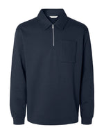 Sweatshirt bleu marine pour homme à col camionneur zippé en coton biologique, modèle Scott LS Half Zip Sweat couleur Navy de la marque Selected Homme.