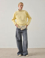 Mannequin portant le sweatshirt Artemis Jaune Pale Soeur en molleton de coton biologique, broderie "Sœur" sur la poitrine.