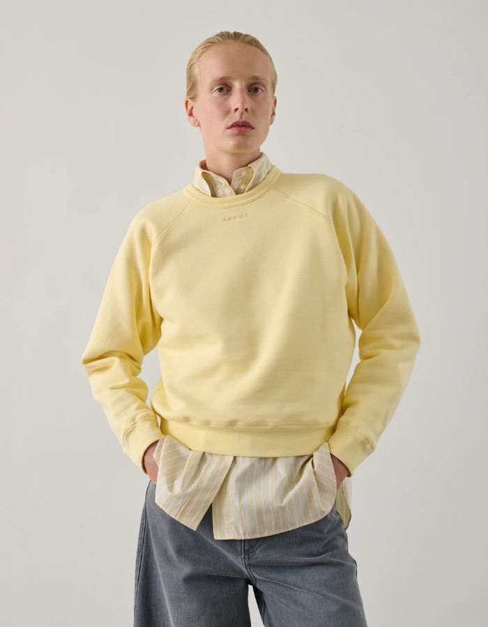 Sweatshirt Artemis Jaune Pale Soeur en molleton coton bio, coupe droite, broderie "Sœur" discrète.