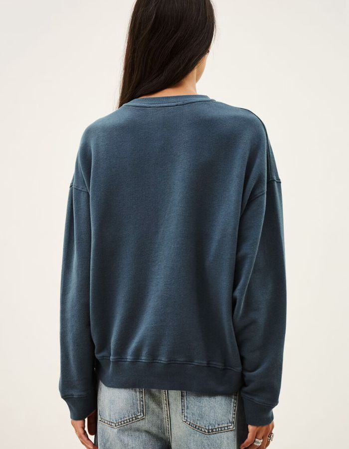 Dos du Sweatshirt pour femme en coton biologique bleu, modèle Benjamin de la marque ba&sh. Présente une coupe confortable confectionnée au Portugal.