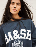 Vue de face du Sweatshirt pour femme en coton biologique bleu, modèle Benjamin de la marque ba&sh. Présente une coupe confortable confectionnée au Portugal.