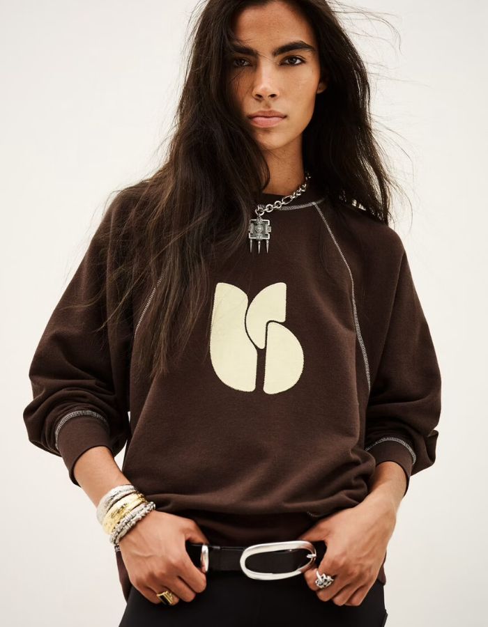 Vue de face du Sweatshirt pour femme en coton biologique marron chocolat, modèle Bart de la marque ba&sh. Présente une coupe confortable confectionnée au Portugal.