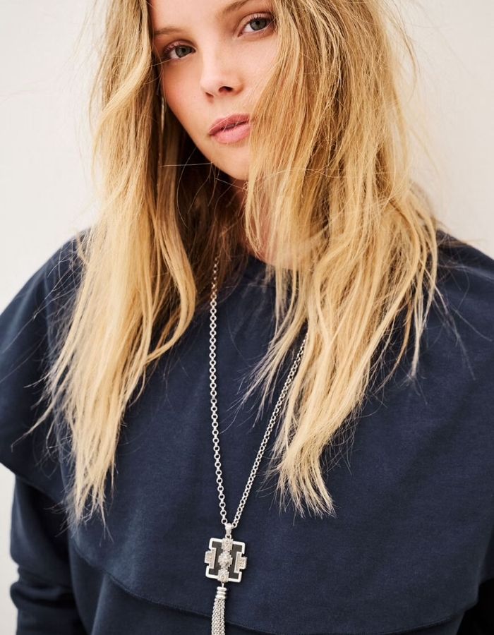 Col du Sweatshirt bleu encre pour femme avec cape à légers godets, col ras du cou et manches raglan, modèle Dehina de la marque ba&sh.