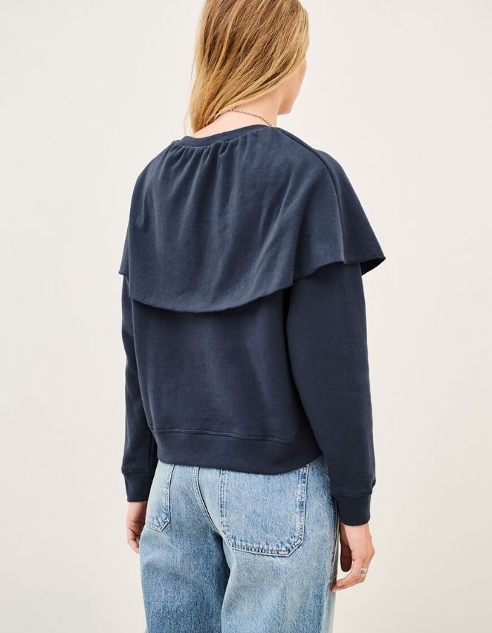 Dos du Sweatshirt bleu encre pour femme avec cape à légers godets, col ras du cou et manches raglan, modèle Dehina de la marque ba&sh.