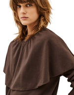 Col du Sweatshirt marron pour femme avec cape à légers godets, col ras du cou et manches raglan, modèle Dehina de la marque ba&sh.