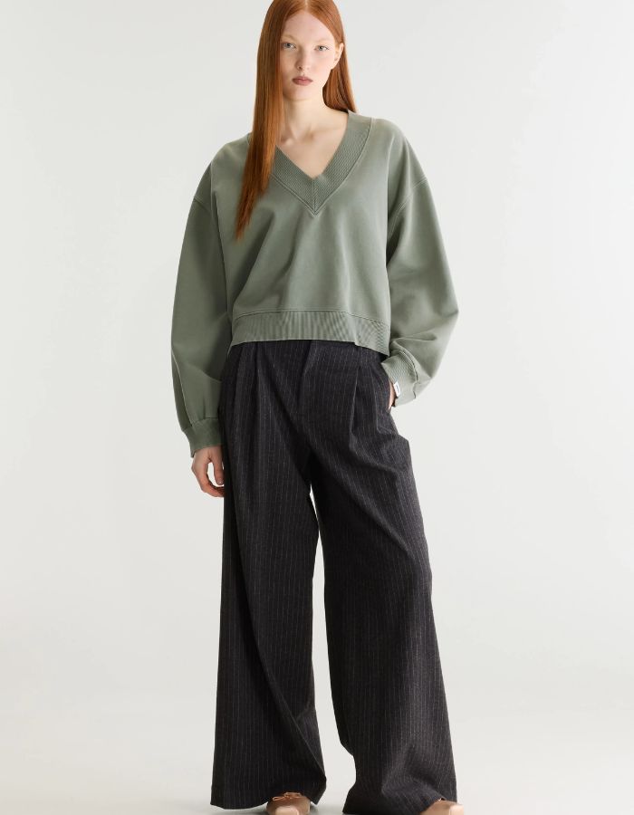 Sweatshirt court Sula Thyme vert thym à col V pour femme Bellerose