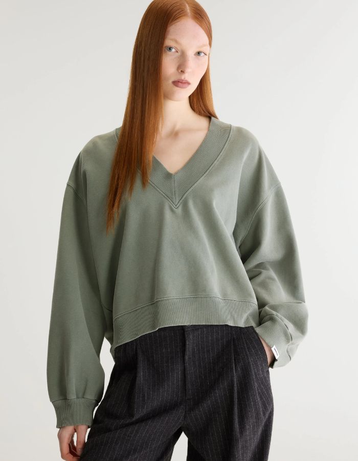 Sweatshirt court Sula Thyme vert thym à col V pour femme Bellerose