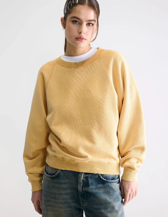 Sweatshirt Fella Sunlight jaune moutarde en molleton de coton léger, coupe décontractée, manches raglan.