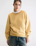 Sweatshirt Fella Sunlight jaune moutarde en molleton de coton léger, coupe décontractée, manches raglan.