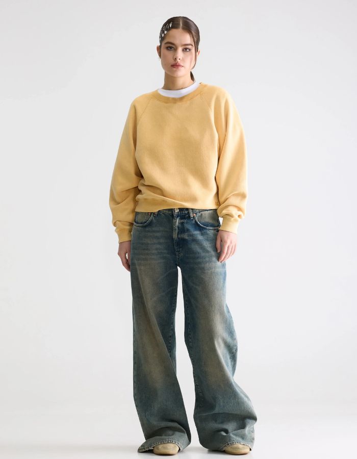 Sweatshirt Fella Sunlight jaune moutarde doux en molleton de coton léger, coupe décontractée, manches raglan.