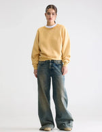 Sweatshirt Fella Sunlight jaune moutarde doux en molleton de coton léger, coupe décontractée, manches raglan.