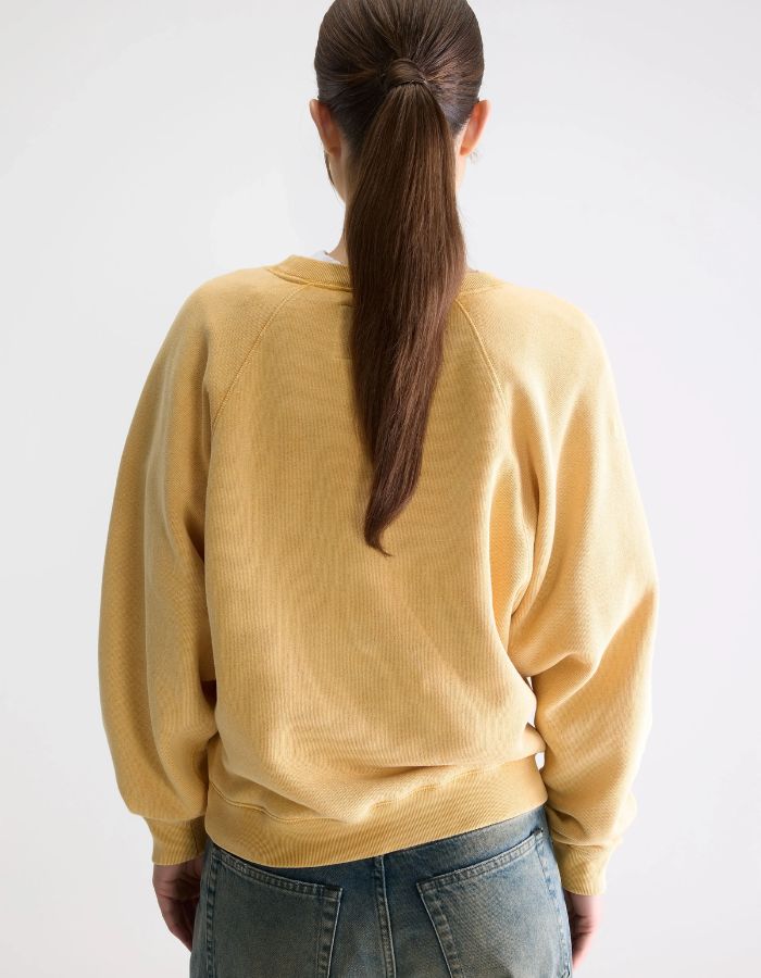 Sweatshirt Fella Sunlight jaune moutarde en molleton de coton léger, coupe décontractée avec manches raglan.