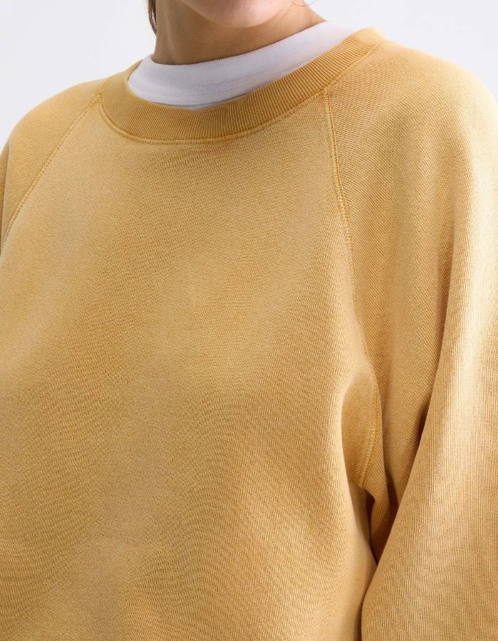 Sweatshirt Fella Sunlight jaune moutarde en molleton de coton léger avec manches raglan et col rond.