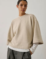 Sweatshirt Iksan beige chiné oversize à manches courtes, col rond et surpiqûre dos.