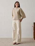 Sweatshirt Iksan beige chiné Soeur oversize à manches courtes et col rond, porté avec un pantalon écru.