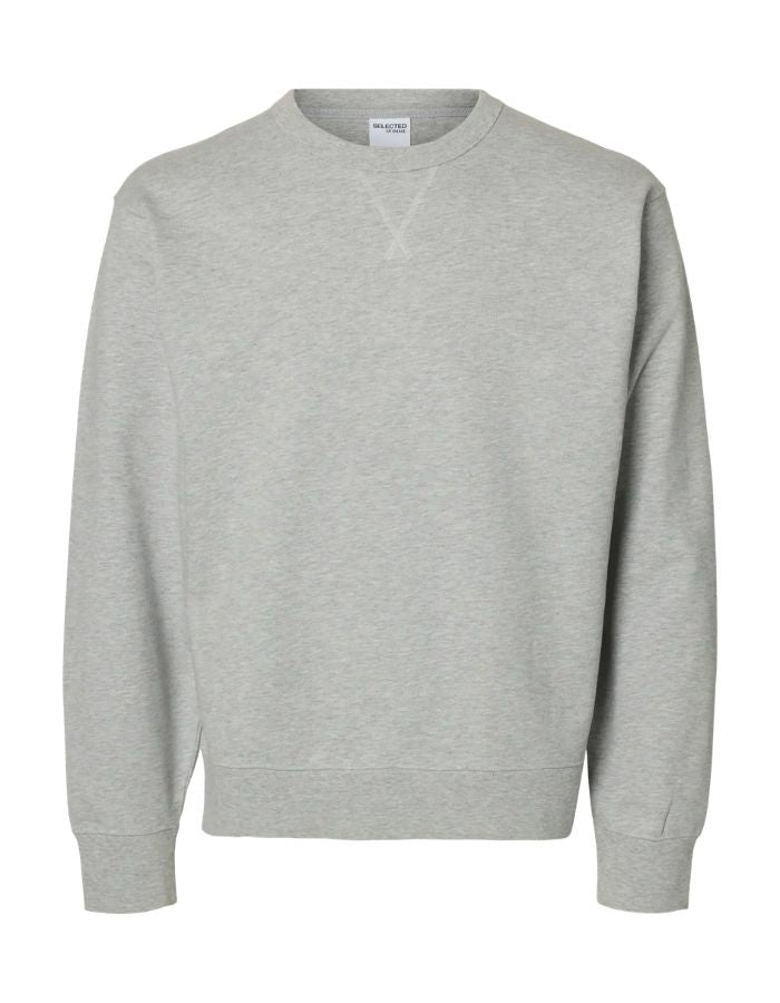 Sweatshirt col rond pour homme en coton biologique gris clair chiné Light Grey Melange, modèle Relaxluke de la marque SELECTED HOMME. Présente une coupe droite avec finition en bord-côte au col, aux poignets et à la taille