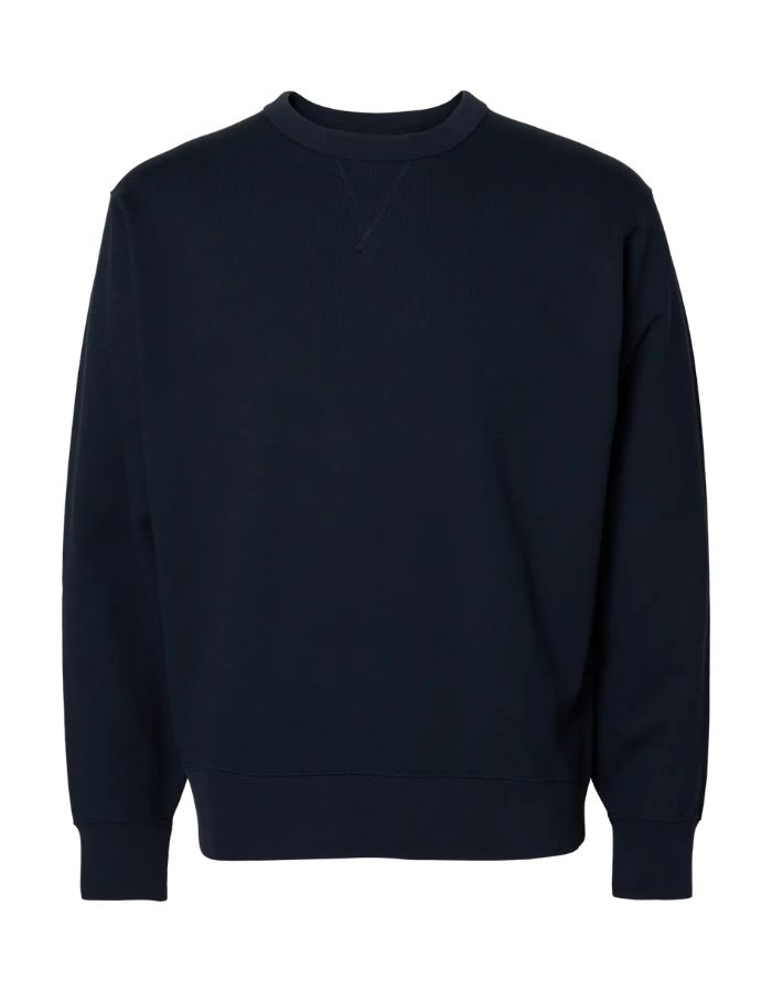 Sweatshirt col rond pour homme en coton biologique bleu marine Navy, modèle Relaxluke de la marque SELECTED HOMME. Présente une coupe droite avec finition en bord-côte au col, aux poignets et à la taille.