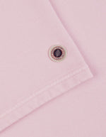 Détail du Sweat à manches courtes et col rond Wash Crew 25 par Sweet Pants, coloris jaune pastel Primrose. Coupe droite confortable en molleton de coton lavé, doté d'un empiècement en triangle au col et d'un petit logo tricolore sur la manche.