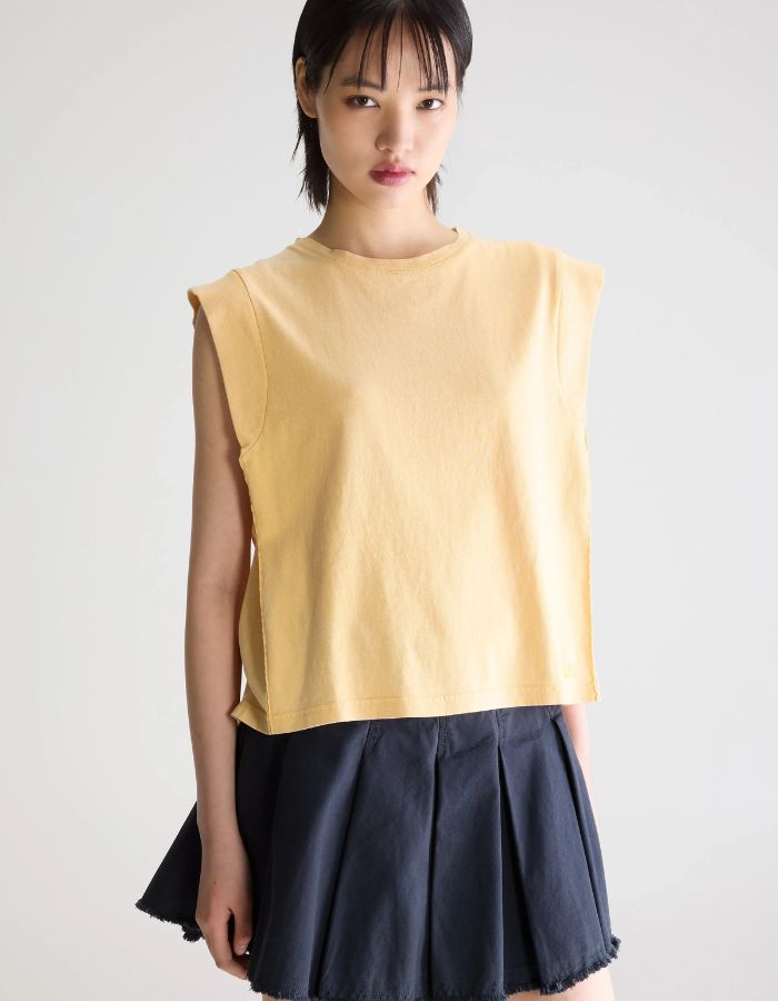 T-shirt Vruno Sunlight Bellerose jaune moutarde clair en jersey de coton, coupe droite sans manches avec bords côtelés.