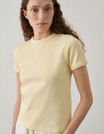 Femme portant un tee-shirt Aristide jaune pâle en coton biologique, coupe étroite, col rond, logo Sœur brodé.