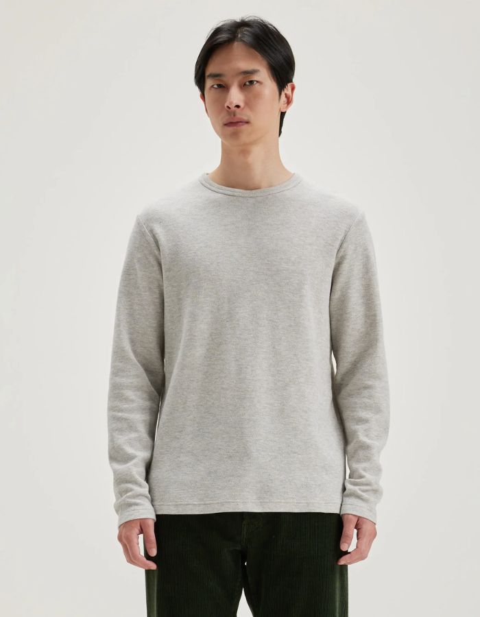 Homme portant un t-shirt gris clair Bellerose Fresh en jersey double face 100% coton, coupe regular, manches longues et col rond.
