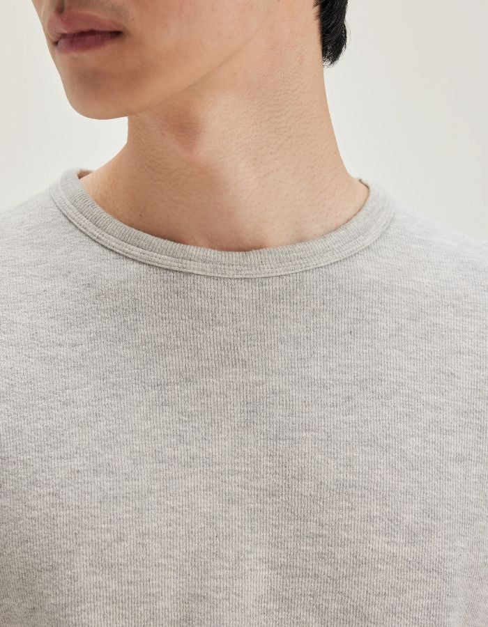 T-shirt gris clair en jersey double face 100% coton, col rond classique, manches longues.