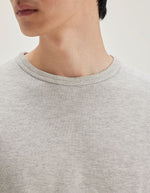 T-shirt gris clair en jersey double face 100% coton, col rond classique, manches longues.
