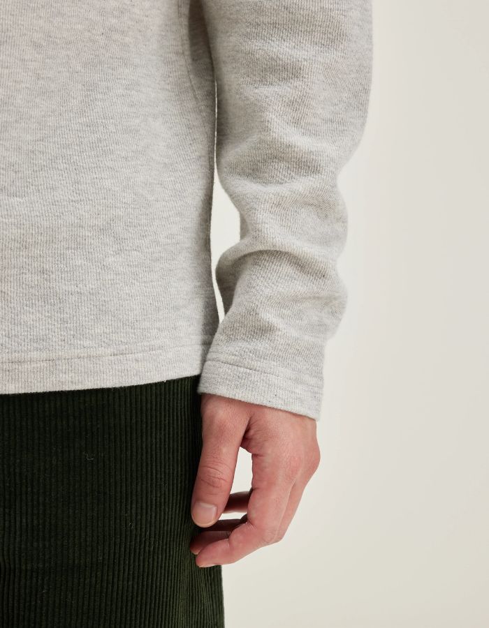 T-shirt gris clair en jersey double face 100% coton, manches longues, coupe regular.
