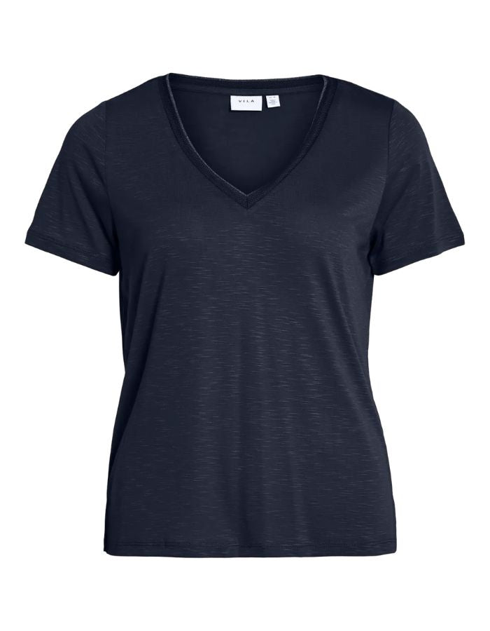 T-shirt uni pour femme modèle Noel de la marque Vila. Coupe droite à manches courtes et col en V, confectionné en maille jersey fluide de couleur bleu marine navy.