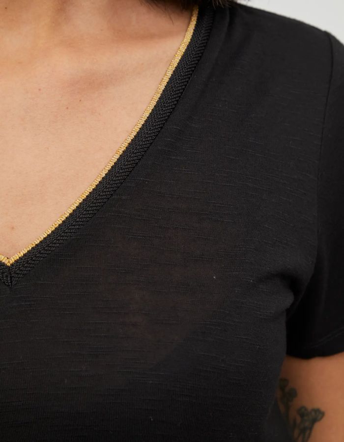 Détail du T-shirt noir uni pour femme modèle Noel de la marque Vila. Design classique à manches courtes et col en V, réalisé dans une maille jersey fluide et extensible