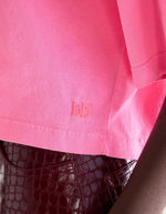 T-shirt Voss Fluo Pink en coton, coupe cropped relax, avec broderie "bb" discrète.