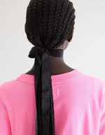 T-shirt Voss Fluo Pink en coton avec col rond, coupe cropped relaxed et broderie "bb" discrète.