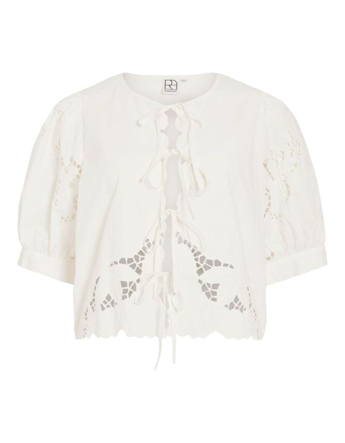 Top à manches courtes ROUGE EDIT coloris Cloud Dancer. Modèle en coton biologique avec lien à nouer sur le devant, détails ajourés transparents et ourlet festonné délicat.