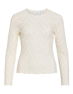Top ajusté à manches longues pour femme, modèle Fay de la marque Vila. Tissu en mesh extensible coloris Regret (nuance foncée) avec des détails raffinés en dentelle et un col rond classique