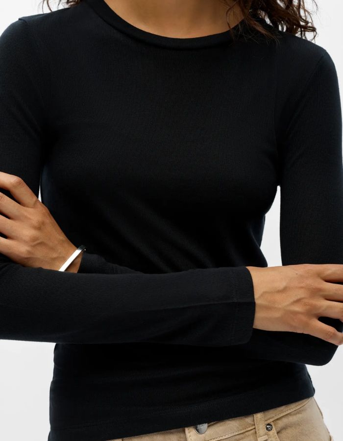 Col du T-shirt à manches longues pour femme en jersey fluide noir uni, modèle Alma de la marque Object. Présente une coupe droite classique ajustée avec un col rond dégagé, conçu dans une matière douce à l'aspect légèrement satiné.