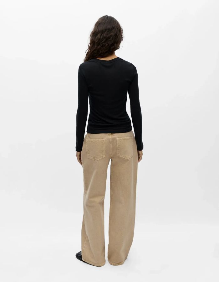 Dos du T-shirt à manches longues pour femme en jersey fluide noir uni, modèle Alma de la marque Object. Présente une coupe droite classique ajustée avec un col rond dégagé, conçu dans une matière douce à l'aspect légèrement satiné.