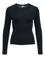 T-shirt à manches longues pour femme en jersey fluide noir uni, modèle Alma de la marque Object. Présente une coupe droite classique ajustée avec un col rond dégagé, conçu dans une matière douce à l'aspect légèrement satiné.