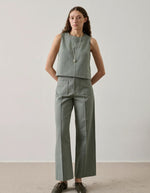 Top Pampa Vert d'Eau en coton, coupe droite, encolure ronde, fentes latérales, porté avec pantalon assorti.