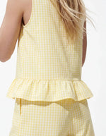Emmanchure du Top sans manches Bibby de la marque PIECES avec motif Vichy jaune et blanc. Coupe Regular Fit avec découpe à la taille et col rond. Fabriqué en coton biologique et matières recyclées.