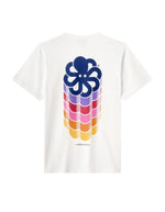 T-shirt classique en coton bio blanc pour homme avec imprimé logo cœur sur le devant et grand logo au dos, modèle Classic Maxi Colors White de la marque Jonsen Island.