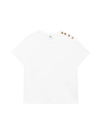 T-shirt écru col rond pour femme en coton, modèle Taiga de la marque LA PETITE ÉTOILE. Présente une coupe droite à manches courtes et un boutonnage aspect corne sur l'épaule gauche.