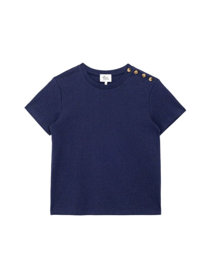 T-shirt bleu marine col rond pour femme en coton, modèle Taiga de la marque LA PETITE ÉTOILE. Présente une coupe droite à manches courtes et un boutonnage aspect corne sur l'épaule gauche.