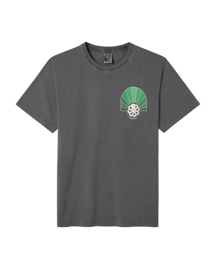 T-shirt noir col rond en coton biologique pour homme avec sérigraphie logo cœur et grand visuel Mucho Better au dos, modèle Classic de la marque Jonsen Island.