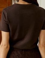 Dos du T-shirt coupe droite pour femme en coton marron effet peau de pêche avec col rond et broderie étoile au dos, modèle Tamala de la marque La Petite Étoile.