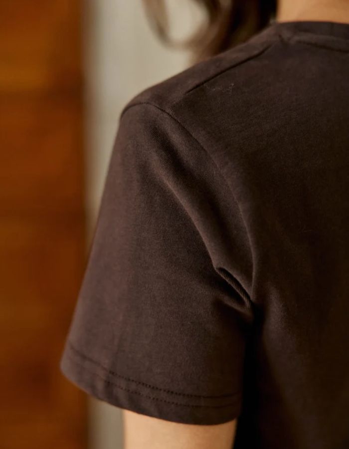 Epaule du T-shirt coupe droite pour femme en coton marron effet peau de pêche avec col rond et broderie étoile au dos, modèle Tamala de la marque La Petite Étoile.