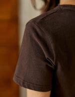 Epaule du T-shirt coupe droite pour femme en coton marron effet peau de pêche avec col rond et broderie étoile au dos, modèle Tamala de la marque La Petite Étoile.