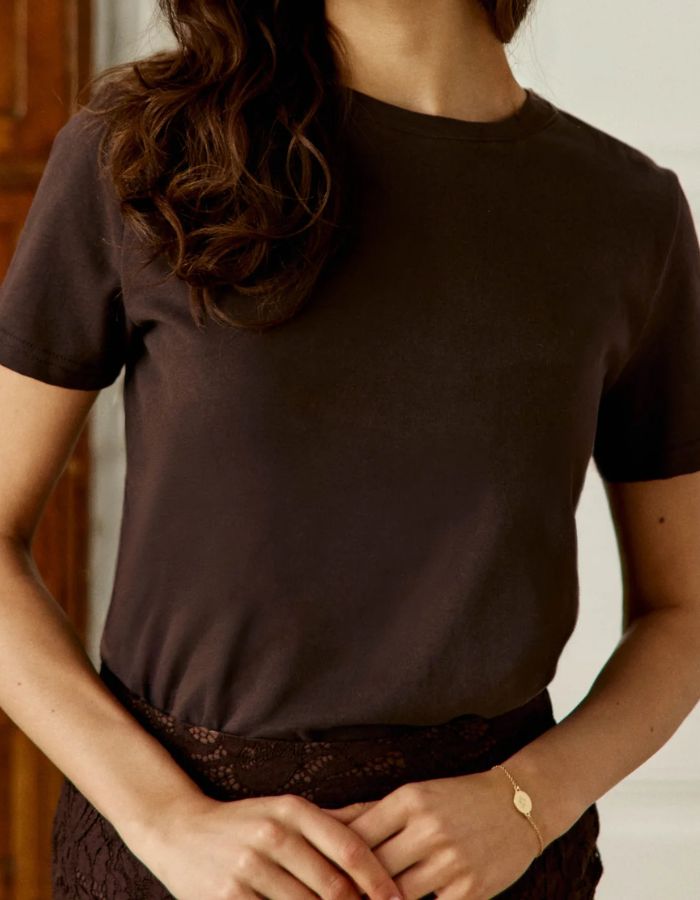 Vue de face du T-shirt coupe droite pour femme en coton marron effet peau de pêche avec col rond et broderie étoile au dos, modèle Tamala de la marque La Petite Étoile.